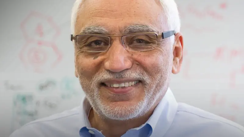 صورة - فاز بجائزة نوابغ العرب.. من هو البروفيسور عباس الجمل؟