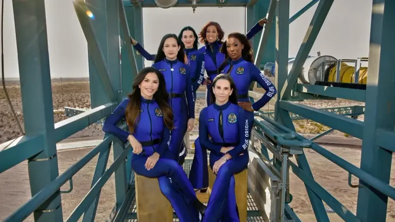 المغنية الأميركية كايتي بيري نجمة رحلة فضائية نسائية بالكامل