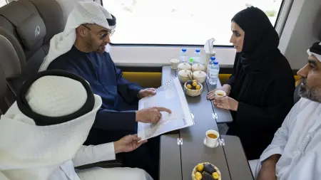 صور - الشيخ محمد بن زايد يستقلّ قطار الاتحاد من أبوظبي إلى دبي