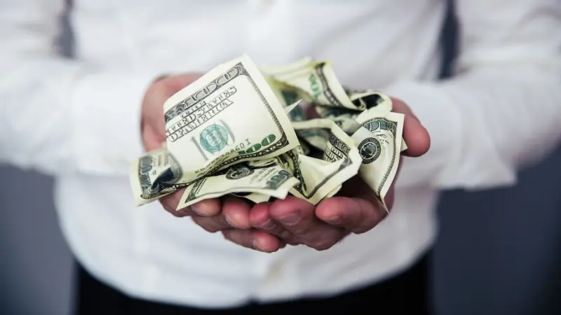 فيديو - ضابط شرطة يبتلع رزمة أموال ابتزها من رجل أعمال