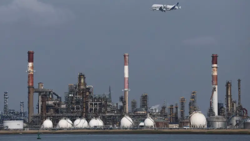 شركات النفط العالمية تبحث عن اكتشافات جديدة بعيدًا عن مخاطر الشرق الأوسط