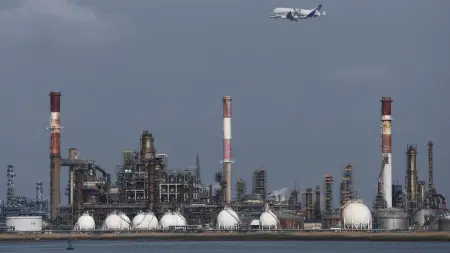 related_news_inside_blogsشركات النفط العالمية تبحث عن اكتشافات جديدة بعيدًا عن مخاطر الشرق الأوسط