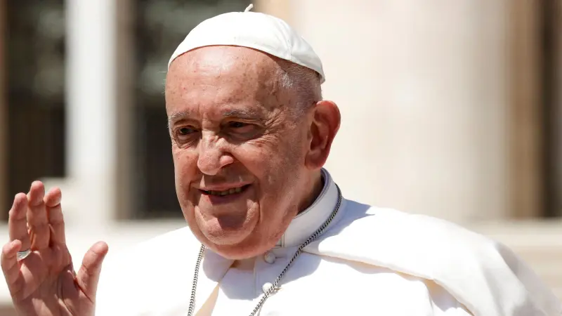 البابا يحذّر الكوميديين من الإساءة للمشاعر الدينية