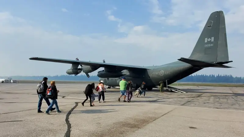 كندا تنفّذ أكبر عملية إخلاء للسكان في المناطق الشمالية الغربية بفعل الحرائق