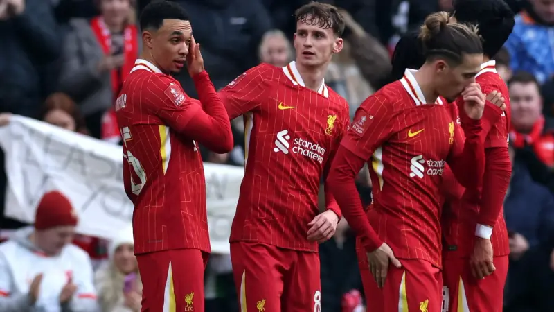 رسميا.. ليون الفرنسي يتعاقد مع نجم خط وسط ليفربول الشاب