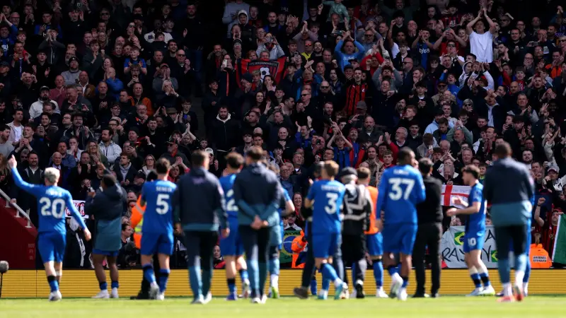 فيديو - الأمن يطرد أحد عناصر بورنموث من المدرجات بسبب احتفال أغضب جماهير أرسنال