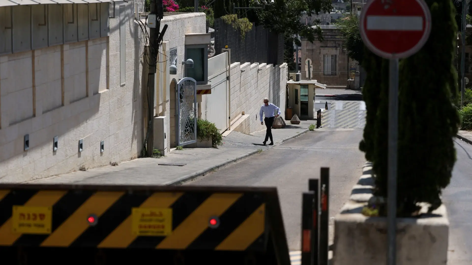 بريطانيا تؤكد بقاء قنصليتها في القدس مفتوحة تحت اسم "البعثة البريطانية" (رويترز) بريطانيا تؤكد بقاء قنصليتها في القدس مفتوحة تحت اسم "البعثة البريطانية" (رويترز)