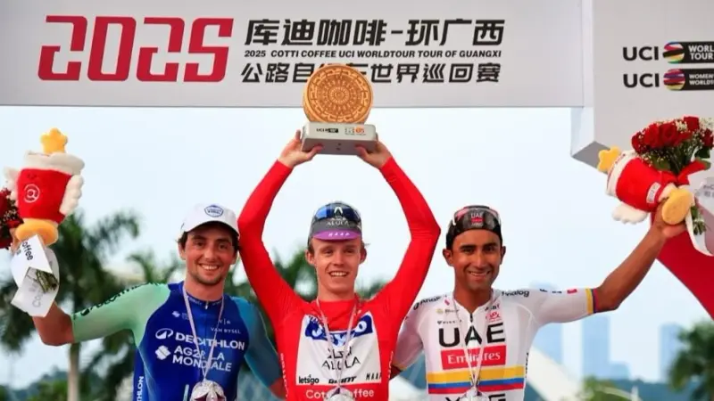 فريق الإمارات يتربع على عرش الدراجات العالمية في 2025