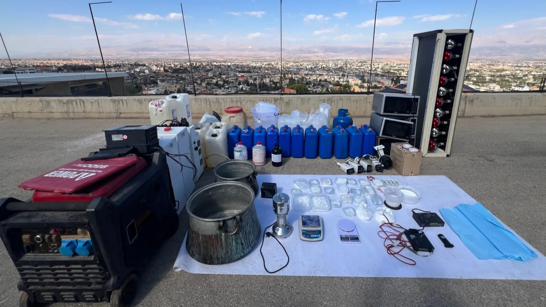 الجيش اللبناني يشن حملة لضبط تجار المخدرات والخارجين عن القانون (إكس) الجيش اللبناني يشن حملة لضبط تجار المخدرات والخارجين عن القانون (إكس)