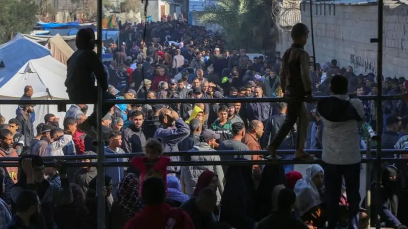 غزة المحاصرة.. الجوع يدفع السكان لاقتحام المخازن والمستودعات