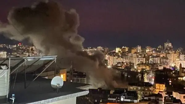 فيديو وصور - غارة إسرائيلية على صيدا في لبنان.. تفاصيل أولية من موقع القصف