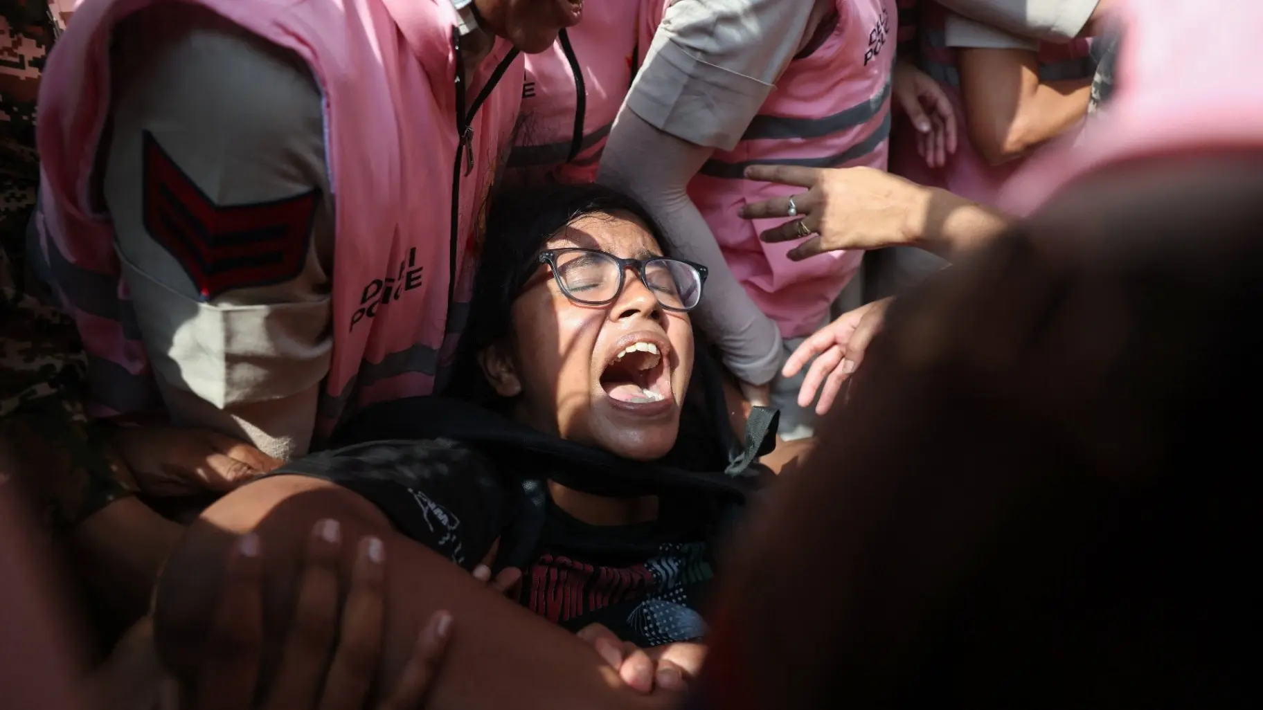 المحتجون يطالبون باستقالة رئيس لجنة الانتخابات (رويترز) المحتجون يطالبون باستقالة رئيس لجنة الانتخابات (رويترز)