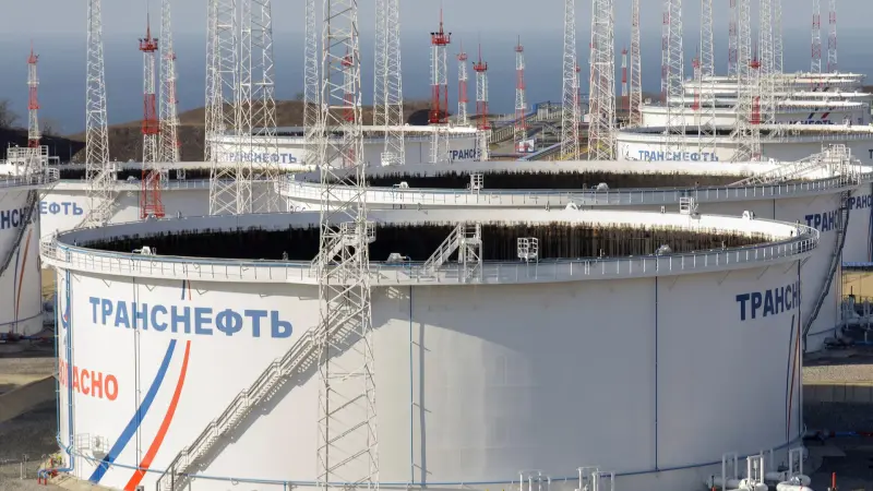 بريطانيا تضيق الخناق على صادرات النفط الروسية بعقوبات جديدة