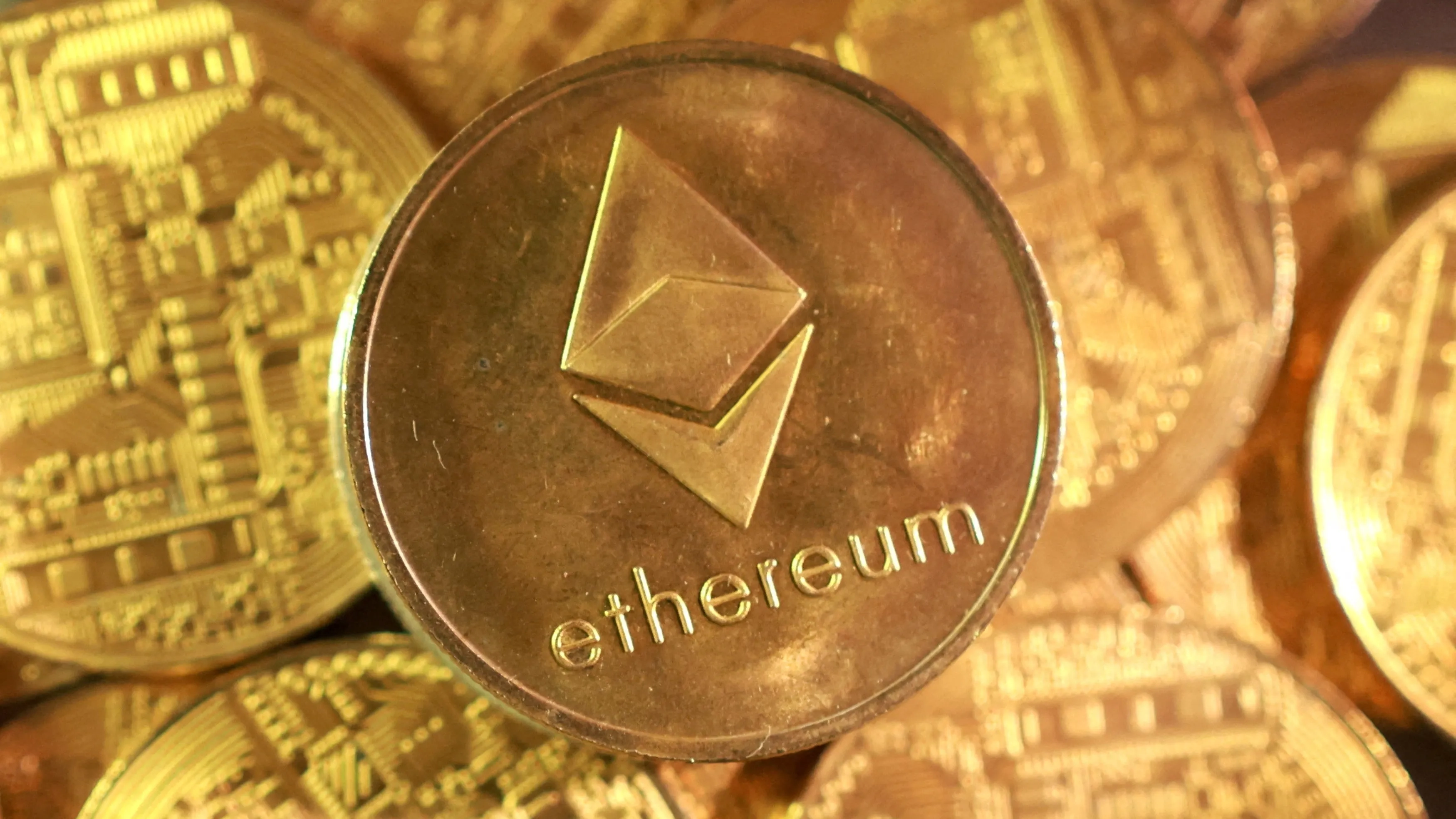 إيثيريم ترتفع والبيتكوين تتراجع.. ما الجديد في سوق الكريبتو؟ 