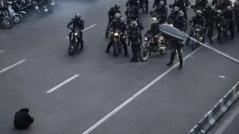 فيديو - وحيد ضد الجميع.. مشاهد توثق مواجهة رجل للشرطة بطهران