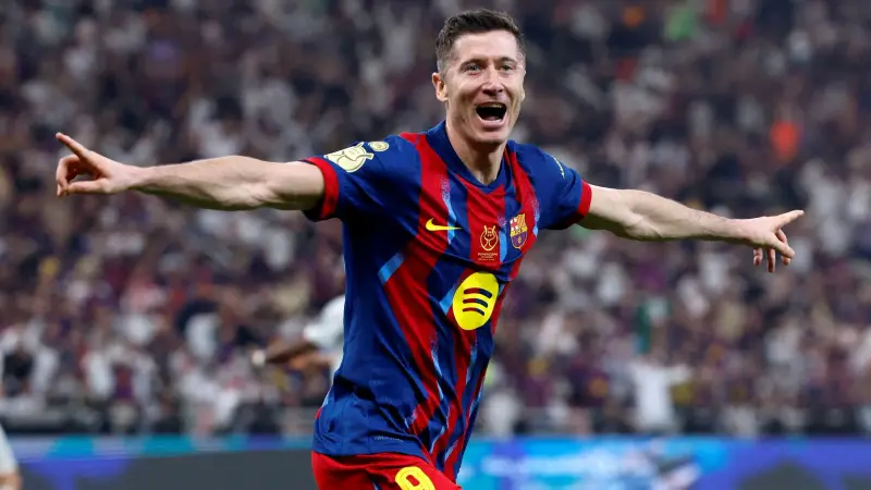 صداع في رأس فليك.. ليفاندوفسكي وفيران توريس يثيران أزمة في برشلونة