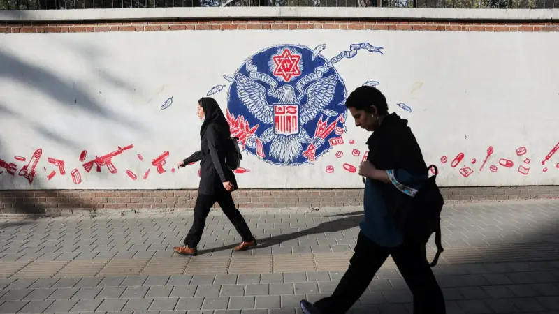 فيديو - إلزامية الحجاب.. هل تتخلى إيران عن أحد أكثر قوانينها جدلًا؟