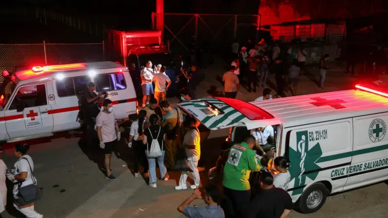 فيديو - 9 قتلى جراء تدافع في ملعب كرة قدم بالسلفادور