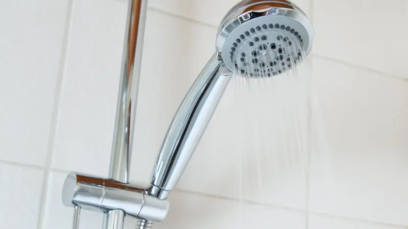 كيف يؤثر الاستحمام بالماء الساخن على بشرتك؟ خبراء يجيبون