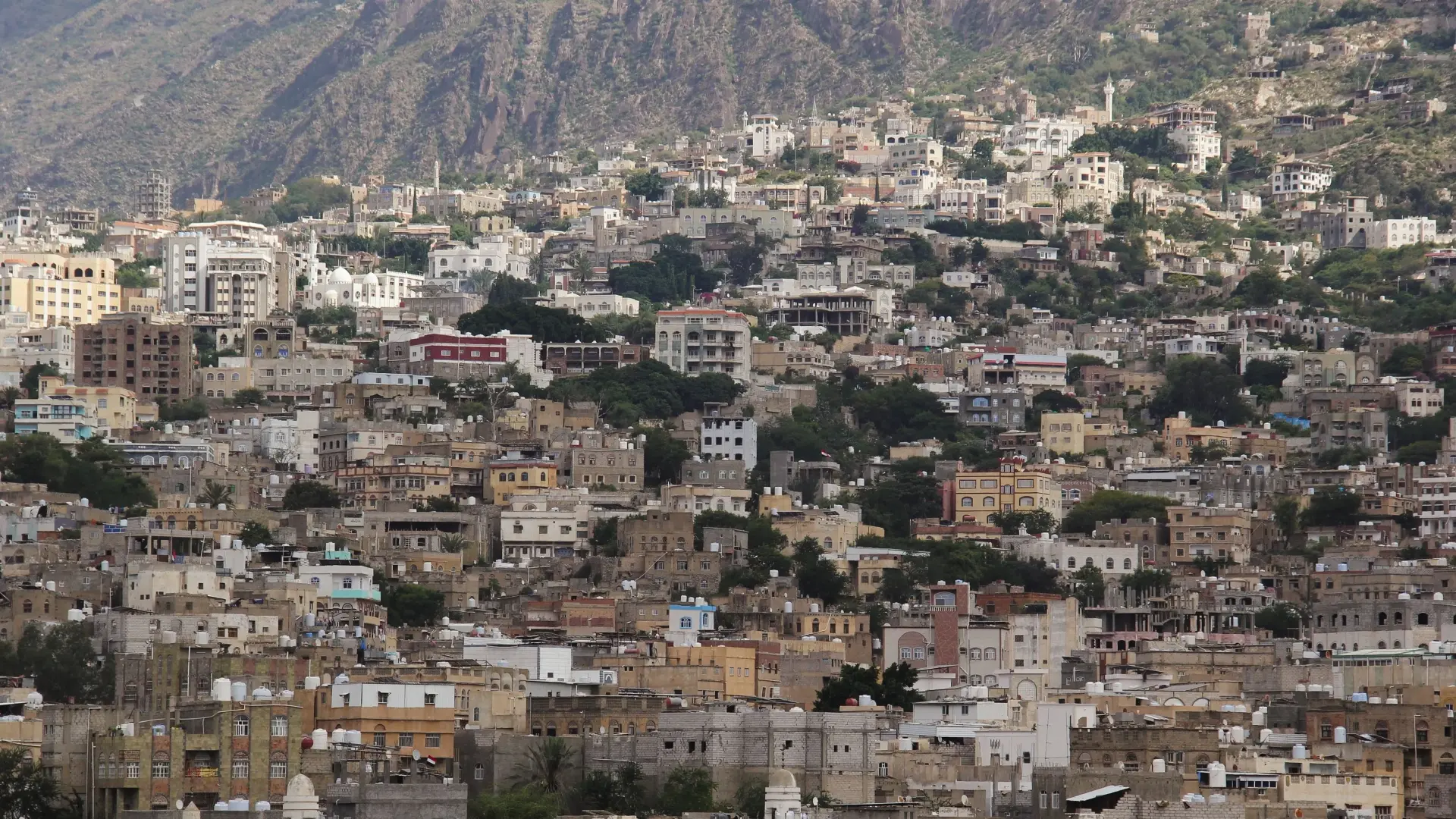سكان مدينة تعز يتحدثون عن اشتباكات عنيفة خلال الأيام الماضية (رويترز) سكان مدينة تعز يتحدثون عن اشتباكات عنيفة خلال الأيام الماضية (رويترز)