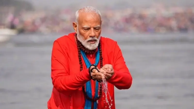 فيديو - مودي يغطس في الماء ابتهاجا بالحج الهندوسي