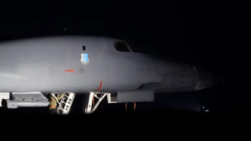 ما هي "B-1"؟قاذفة أميركية عملاقة تصل بريطانيا