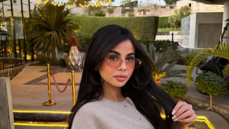 صور - منة عرفة تصدم الجمهور بملامحها الجديدة