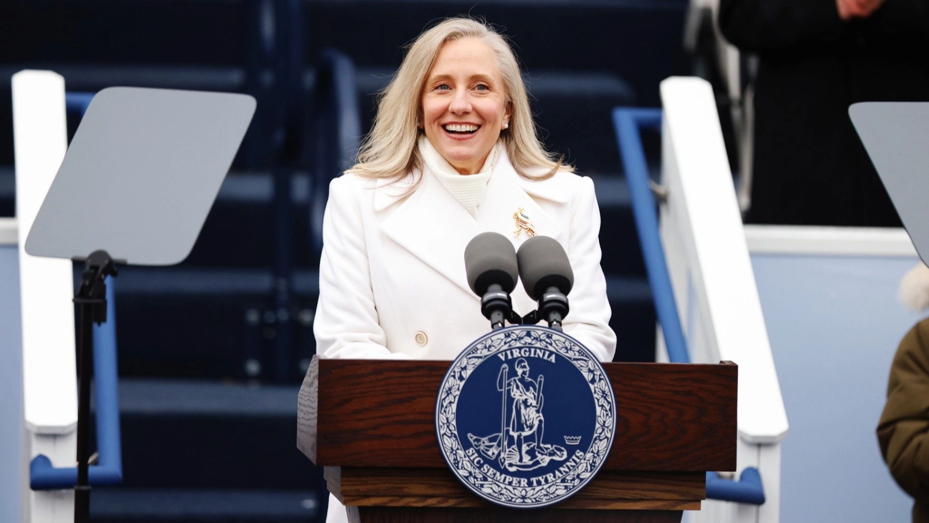 صور - أبيغيل سبانبرغر تؤدي اليمين لتصبح أول حاكمة لولاية فيرجينيا 