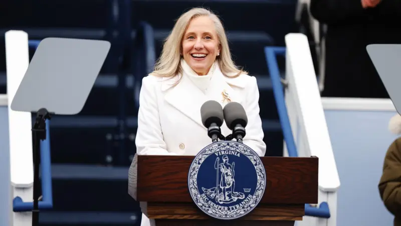 صور - أبيغيل سبانبرغر تؤدي اليمين لتصبح أول حاكمة لولاية فيرجينيا