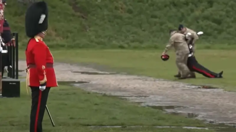 سقط بالوحل أثناء تتويج تشارلز.. فيديو يثير التعاطف مع جندي بريطاني