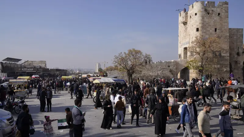 انخفاض مفاجئ في سعر الدولار مقابل الليرة السورية.. ماذا يحدث بالسوق السوداء؟