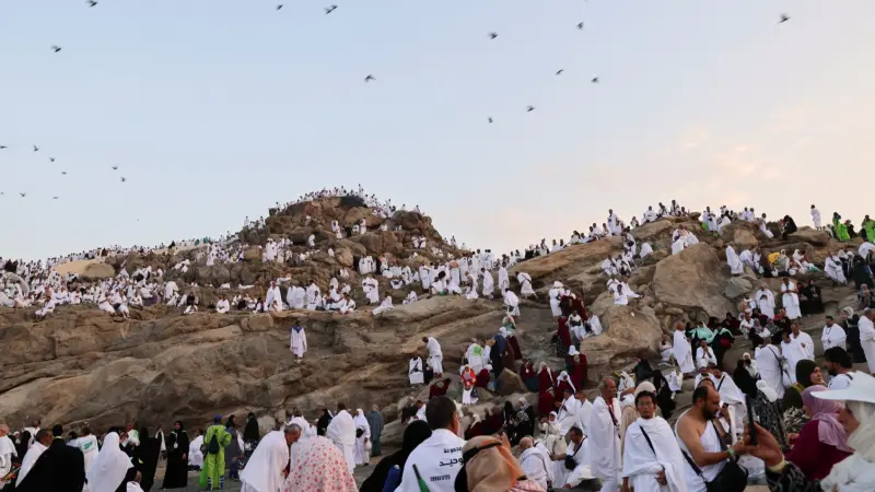 وسط درجات حرارة مرتفعة.. الحُجّاج يقفون على جبل عرفة
