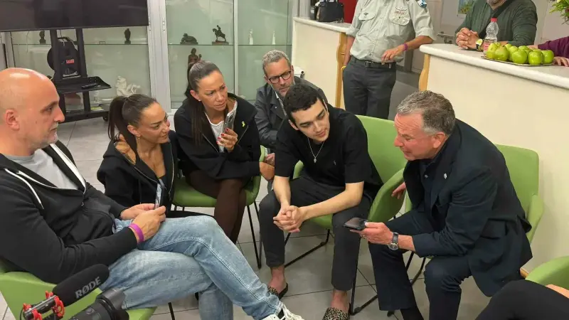 أسير إسرائيلي محرر يكشف مكان احتجازه.. وكيف التقى بالسنوار؟