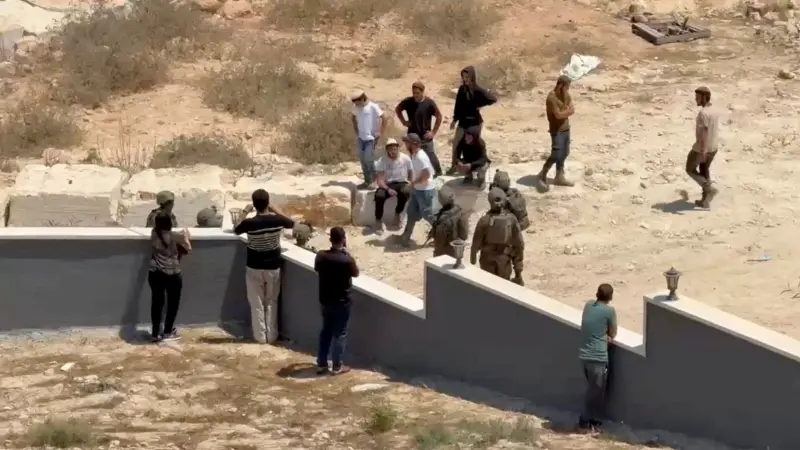 حصار واعتداءات.. عائلات فلسطينية في قصرة تعيش تحت تهديد المستوطنين