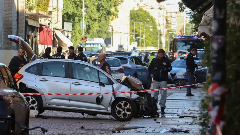 فيديو - إصابات خطيرة بعد اقتحام سيارة حشدا في شمال إيطاليا
