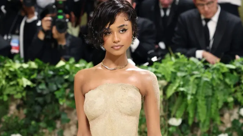 فيديو - فستان وحقيبة الرمل يتصدران حفل ميت غالا