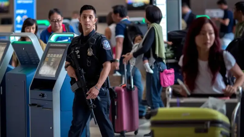 جدل في أميركا بسبب تفتيش الهواتف المحمولة للزائرين عند الحدود