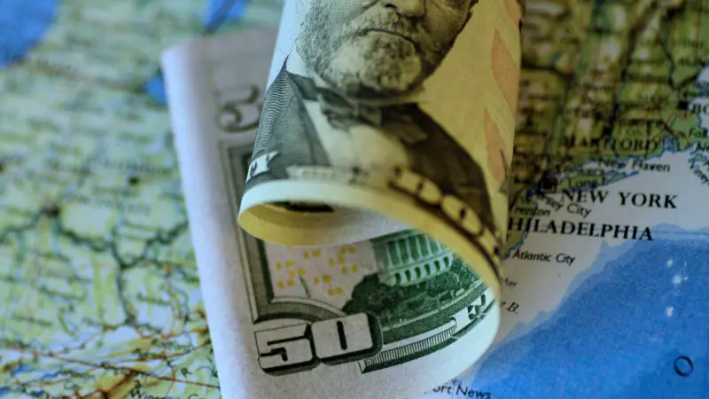 ضبابية الحرب تدعم الدولار وتبقي شهية المخاطرة تحت الضغط