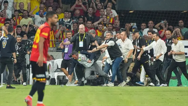 واقعة شغب جديدة في الدوري التركي تحت أنظار جوزيه مورينيو