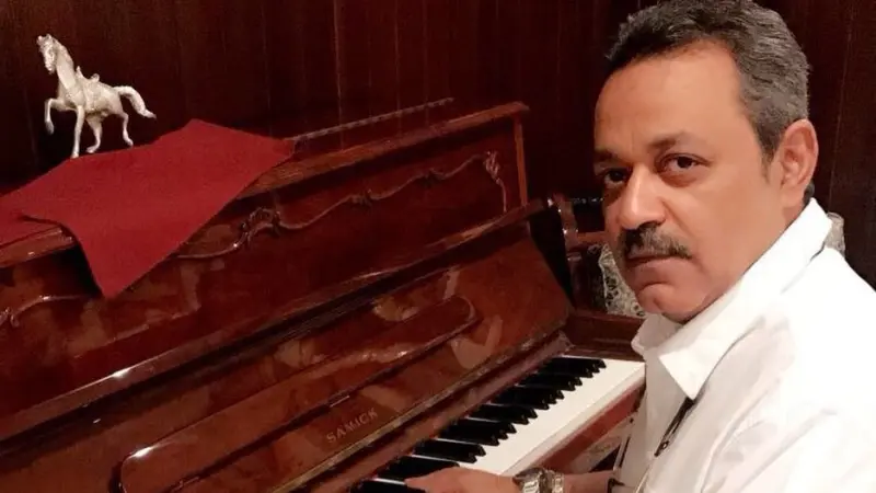 بعد مسيرة امتدت بين الغناء والتلحين والتوزيع.. وفاة الفنان خالد سلطان عن عمر 61 عامًا