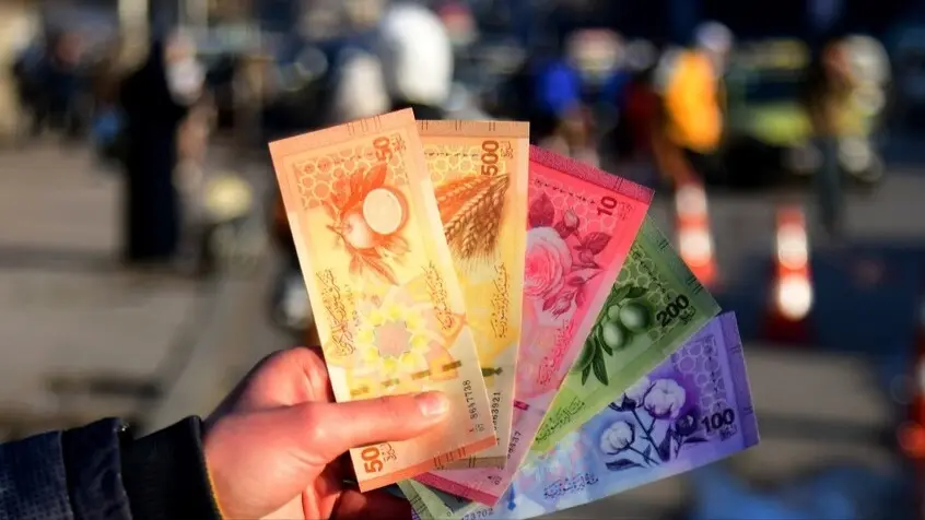 سعر الدولار الأميركي في سوريا اليوم نحو 131 ليرة (رويترز) سعر الدولار الأميركي في سوريا اليوم نحو 131 ليرة (رويترز)