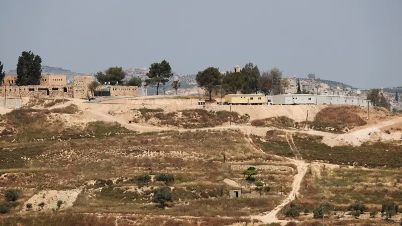 فيديو - حادثة صادمة.. مستوطنون يُجبرون فلسطينيين على نبش قبر والدهم