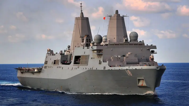 فيديو - اشتعال النيران بسفينة حربية أميركية قبالة السواحل اليابانية