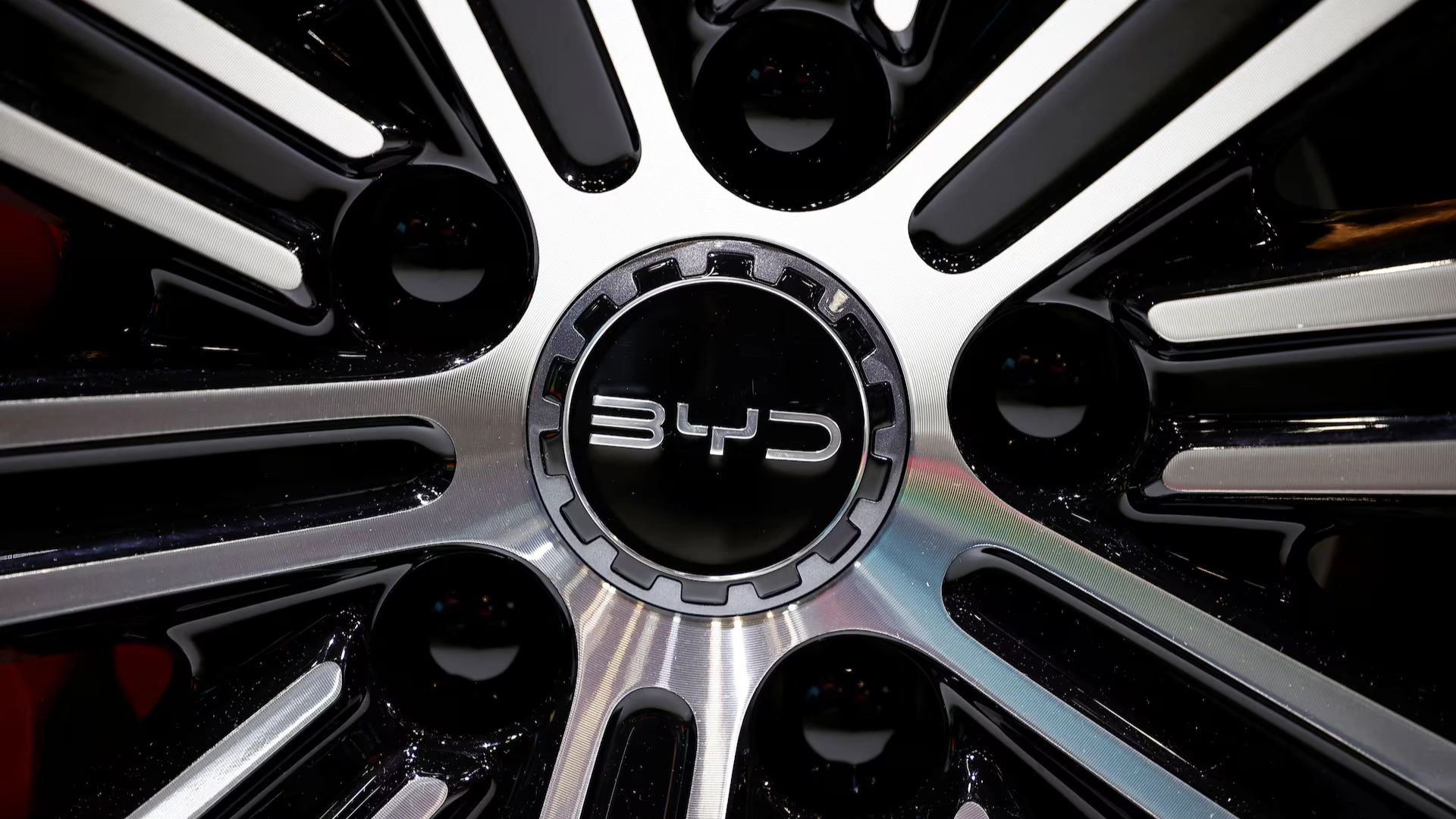 تفوّق "بي واي دي" على "تيسلا" لجهة المبيعات في 2025 