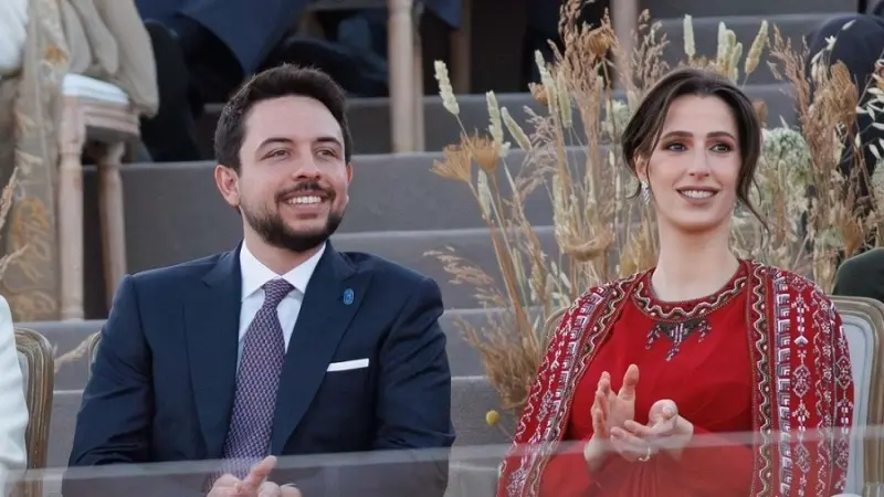 مصممة فستان الأميرة رجوة تكشف لـ"المشهد" أسرار 950 ساعة عمل