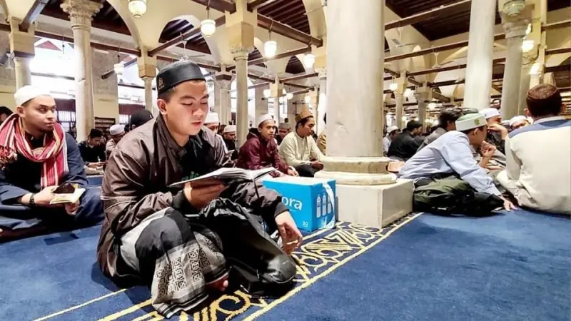 من 120 دولة.. يتلون كتاب الله ويتدارسونه في الجامع الأزهر