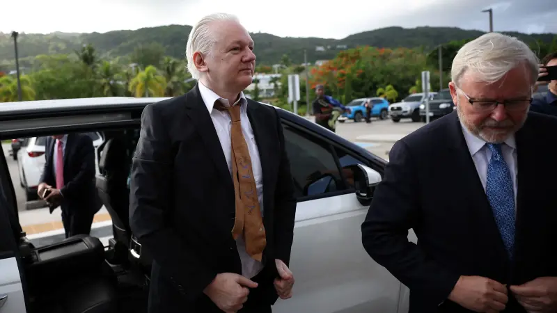 أسانج وصل إلى أميركا.. كل ما نعرفه عن قضية مؤسس موقع "ويكيليكس"