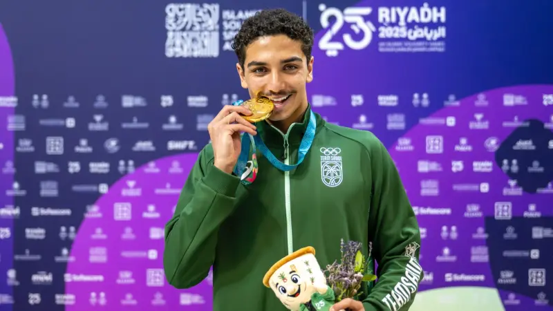 من هو زيد السراج؟ ذهبية تاريخية للسباحة السعودية