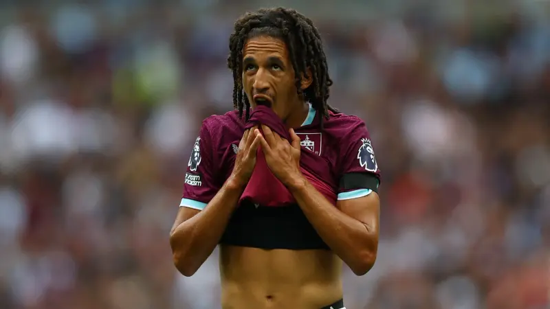 من بينهم حنبعل المجبري.. العنصرية الإلكترونية تعود للظهور في إنجلترا