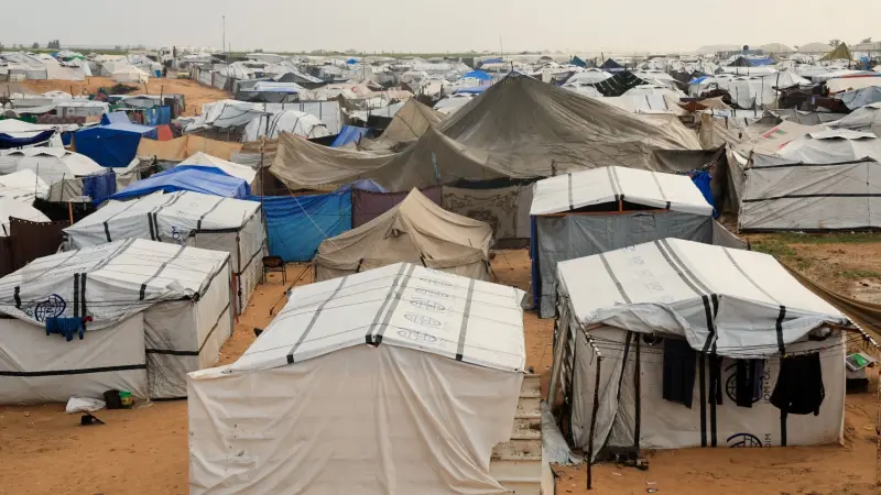 غزة.. وفاة رضيعة بسبب البرد وخيم النازحين تغرق بالأمطار